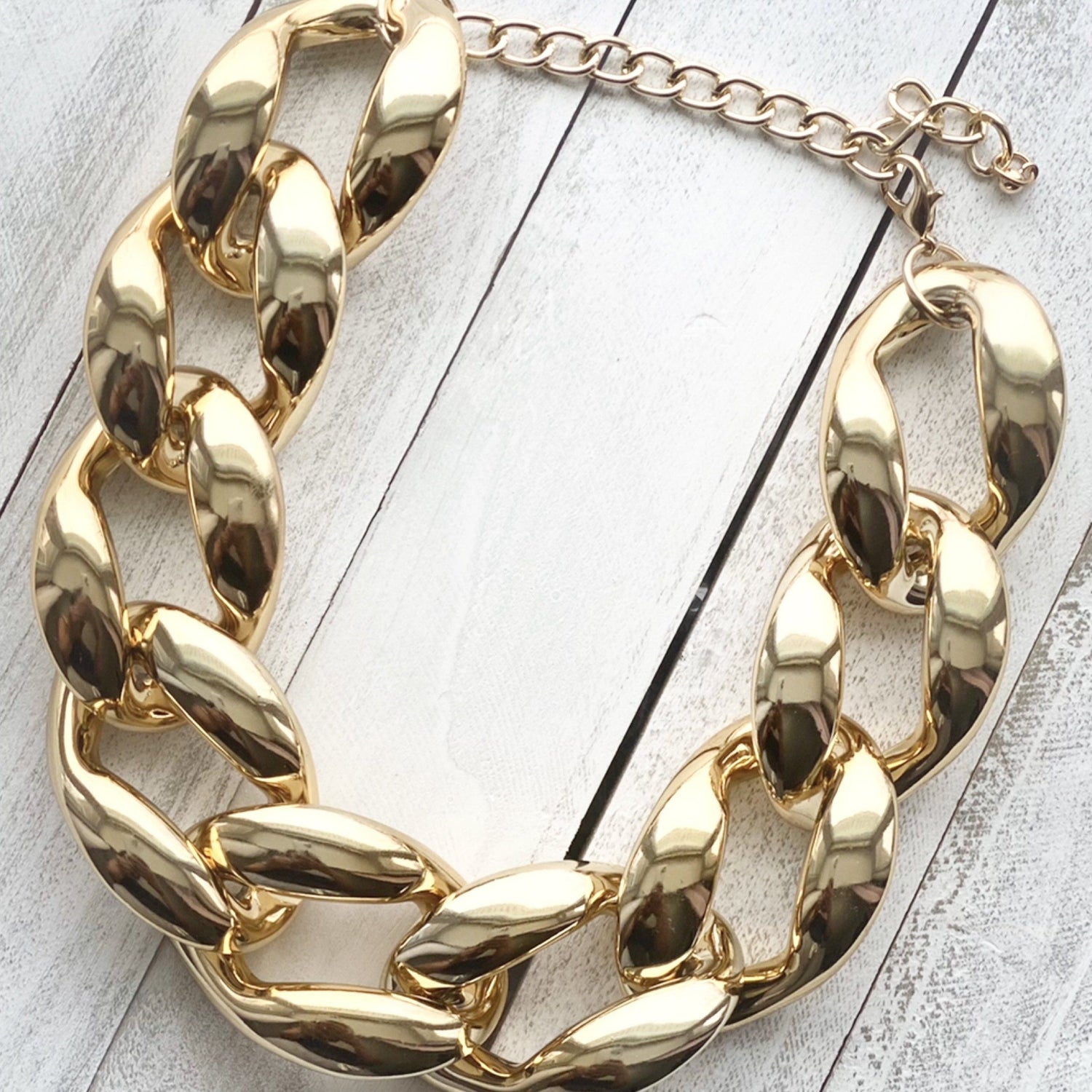 White Smoke Chunky Curb Chain Choker (Gold)